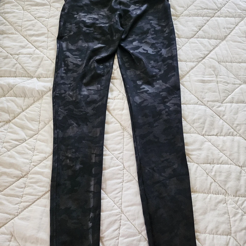 SPANX Gray/Black Camo Skinny Leggings - Picture 2 of 9